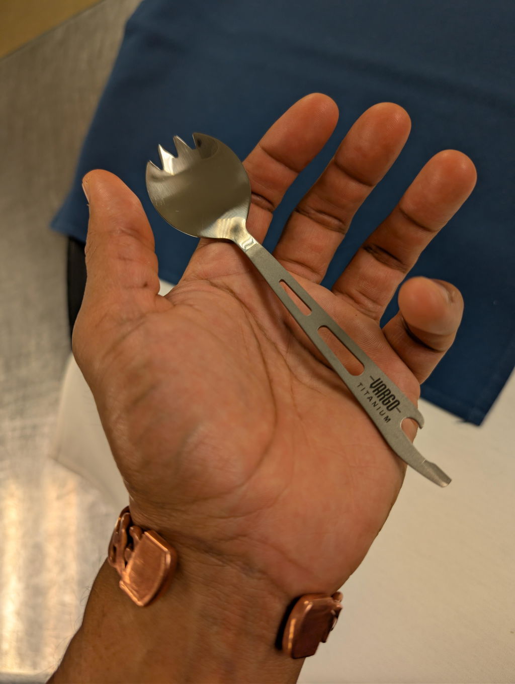 Vargo Scork Titanium Utensils Spork Titanio con Apribottiglie